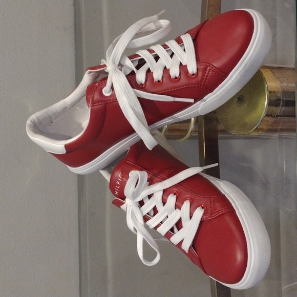 🛑SOLD🛑 Red and White Tommy Hilfiger Sneakers - Picture 2 of 10